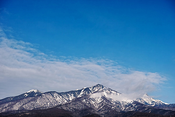 포토 JPG 주간 구름 계절 겨울 자연 하늘 산 풍경 사람없음 야외 눈 산등성이 겨울풍경 국내포토 자연요소 날씨 생태계 파일형식