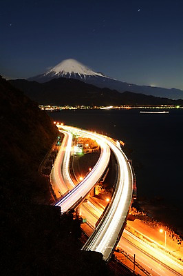 포토 JPG 해외풍경 아시아 도로 야경 자연 하늘 산 사람없음 야외 빛 일본 눈 고속도로 후지산 국내포토 자연요소 해외 나라 길 교통시설 날씨 풍경 세계문화유산 야간 생태계 파일형식 풍경_경치