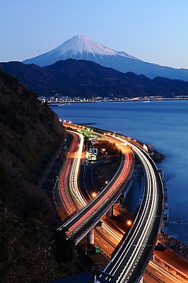 포토 JPG 주간 해외풍경 아시아 도로 호수 자연 하늘 산 풍경 사람없음 야외 빛 일본 눈 고속도로 후지산 국내포토 자연요소 해외 나라 길 교통시설 날씨 세계문화유산 생태계 파일형식