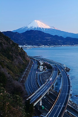포토 JPG 주간 해외풍경 아시아 도로 호수 자동차 자연 하늘 산 풍경 사람없음 야외 일본 눈 고속도로 후지산 국내포토 자연요소 해외 나라 길 육상교통 교통시설 날씨 세계문화유산 생태계 파일형식