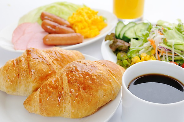 포토 JPG 접시 커피 음료 음식 빵 채소 오이 육류 근접촬영 사람없음 아웃포커스 샐러드 소시지 아침식사 오렌지주스 커피잔 크루아상 옥수수콘 국내포토 식기 뷰포인트 식재료 잔 촬영기법 옥수수 식사 가공식품 과일주스 파일형식