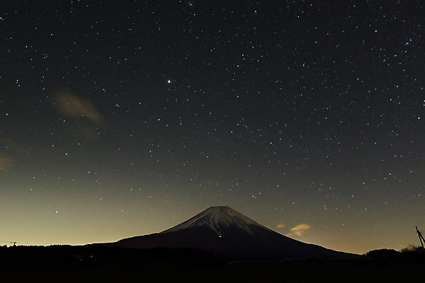 포토 JPG 해외풍경 아시아 별 야경 자연 밤하늘 하늘 산 사람없음 야외 일본 눈 화산 만년설 후지산 국내포토 자연요소 해외 나라 날씨 풍경 세계문화유산 야간 생태계 파일형식 풍경_경치