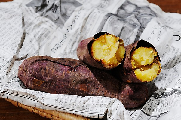 포토 JPG 음식 채소 디저트 근접촬영 사람없음 신문 굽기 겨울음식 고구마 겨울간식 군고구마 제철음식 국내포토 뷰포인트 겨울 뿌리채소 간행물 뉴스 구이 제철 파일형식