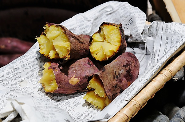 포토 JPG 음식 채소 디저트 사람없음 신문 굽기 겨울음식 고구마 겨울간식 군고구마 제철음식 국내포토 겨울 뿌리채소 간행물 뉴스 구이 제철 파일형식