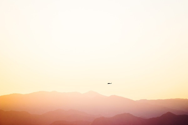 포토 JPG 주간 자연현상 자연 산 풍경 사람없음 야외 햇빛 노을 일몰 헬리콥터 산등성이 국내포토 자연요소 비행기 태양 생태계 파일형식