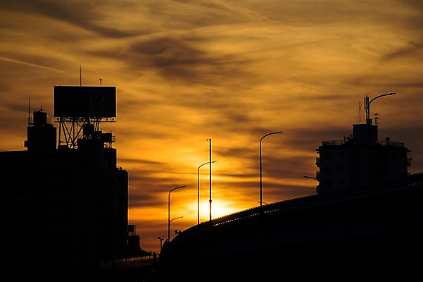 포토 JPG 구름 실루엣 가로등 자연현상 자연 하늘 풍경 빌딩 사람없음 야외 건물 노을 일몰 도시 전광판 국내포토 자연요소 건축물 공공시설 촬영기법 생태계 파일형식