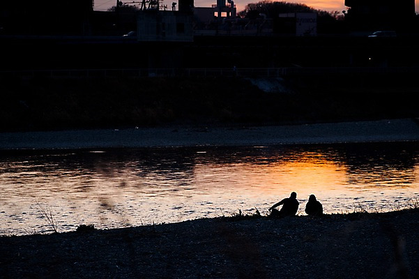 포토 JPG 주간 실루엣 자연현상 자연 사람 풍경 야외 두명 강 노을 일몰 강가 국내포토 자연요소 촬영기법 생태계 파일형식