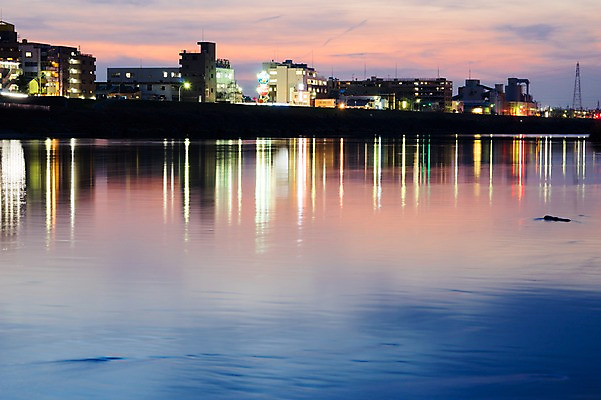 포토 JPG 구름 자연현상 자연 하늘 조명 물그림자 풍경 빌딩 사람없음 야외 빛 강 노을 일몰 도시 국내포토 자연요소 그림자 건물 생태계 파일형식