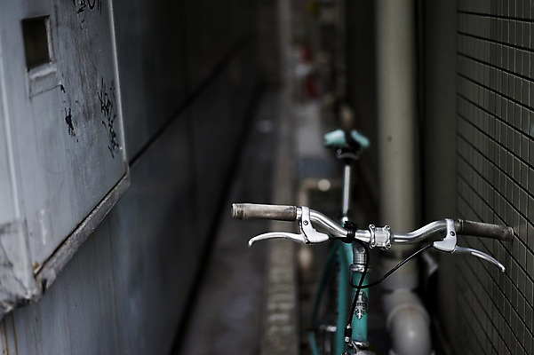 포토 JPG 주간 해외풍경 아시아 육상교통 교통수단 교통 거리 거리풍경 풍경 사람없음 야외 아웃포커스 담장 도시풍경 일본 자전거 도시 골목길 주차 국내포토 자연요소 해외 나라 길 촬영기법 바이크 파일형식