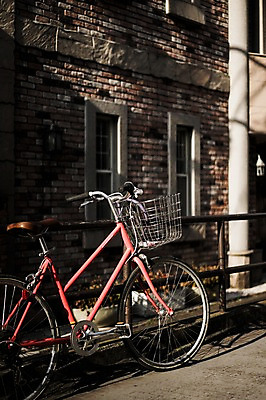 포토 JPG 주간 해외풍경 아시아 육상교통 교통수단 교통 창문 난간 거리 거리풍경 풍경 사람없음 야외 건물 담장 도시풍경 일본 자전거 도시 주차 국내포토 자연요소 해외 건축물 나라 바이크 파일형식