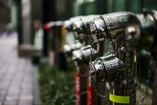 포토 JPG 주간 해외풍경 시설물 아시아 거리 거리풍경 풍경 사람없음 야외 아웃포커스 도시풍경 일본 젖음 도시 쇠사슬 파이프 소화전 소방시설 국내포토 자연요소 해외 건축물 나라 촬영기법 안전장비 시설 파일형식