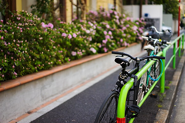 포토 JPG 주간 식물 해외풍경 꽃 아시아 도로 육상교통 교통수단 교통 난간 거리 거리풍경 풍경 사람없음 야외 아웃포커스 도시풍경 일본 자전거 도시 주차 화단 국내포토 자연요소 해외 나라 길 교통시설 촬영기법 바이크 파일형식