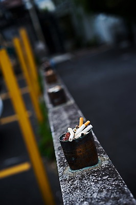 포토 JPG 주간 해외풍경 아시아 거리 담배 거리풍경 풍경 사람없음 야외 아웃포커스 도시풍경 일본 도시 담배꽁초 재떨이 국내포토 자연요소 해외 나라 촬영기법 파일형식