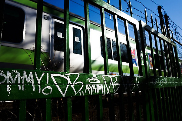 포토 JPG 주간 해외풍경 아시아 육상교통 교통수단 교통 거리 거리풍경 풍경 사람없음 야외 도시풍경 문 일본 기차 도시 낙서 그래피티 철조망 철문 국내포토 자연요소 해외 나라 대중교통 그림 파일형식