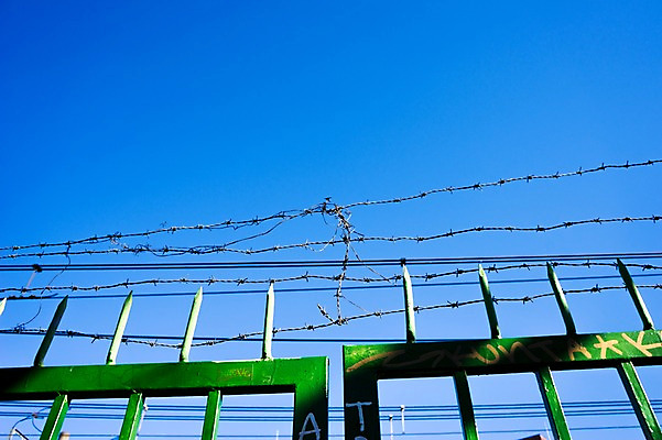 포토 JPG 주간 해외풍경 아시아 하늘 거리 거리풍경 풍경 사람없음 야외 도시풍경 문 일본 도시 철사 철조망 철문 방범 국내포토 자연요소 해외 나라 파일형식