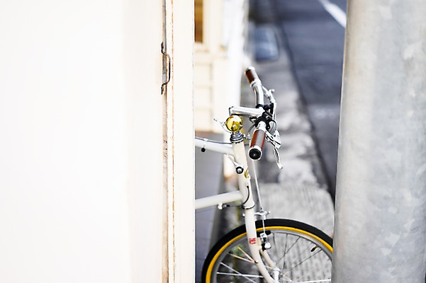 포토 JPG 주간 해외풍경 아시아 육상교통 교통수단 교통 거리 거리풍경 풍경 사람없음 야외 아웃포커스 도시풍경 문 일본 자전거 도시 주차 전봇대 국내포토 자연요소 해외 공공시설 나라 촬영기법 바이크 파일형식