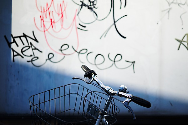 포토 JPG 주간 해외풍경 아시아 육상교통 교통수단 벽 교통 거리 거리풍경 풍경 사람없음 야외 담장 도시풍경 바구니 일본 자전거 도시 낙서 그래피티 핸들 국내포토 자연요소 해외 나라 바이크 그림 파일형식