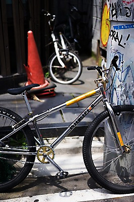 포토 JPG 주간 해외풍경 아시아 육상교통 교통수단 교통 거리 거리풍경 풍경 사람없음 야외 아웃포커스 도시풍경 일본 자전거 도시 주차 전봇대 칼라콘 국내포토 자연요소 해외 공공시설 나라 촬영기법 바이크 안전장비 파일형식