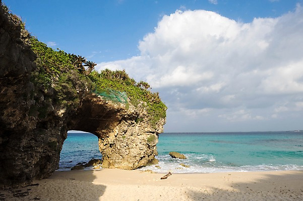 포토 JPG 주간 구름 바다 자연 하늘 풍경 해변 사람없음 야외 모래사장 돌_바위 바위 동굴 국내포토 자연요소 생태계 파일형식