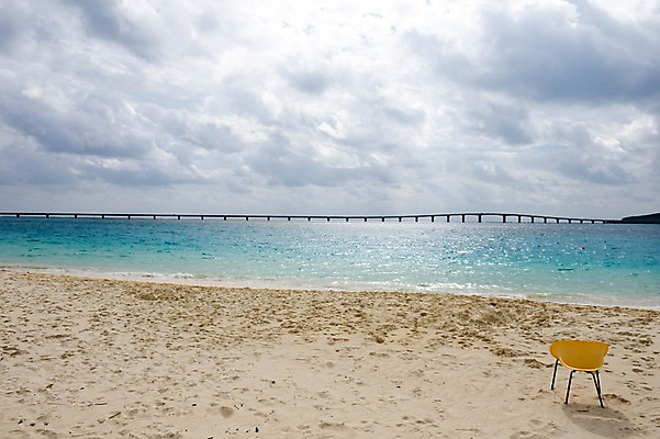 포토 JPG 주간 구름 모래 바다 의자 자연 하늘 풍경 해변 사람없음 야외 모래사장 가교 국내포토 자연요소 건축물 가구 생태계 파일형식