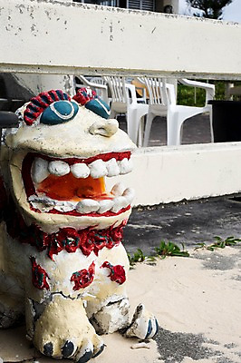 포토 JPG 주간 동물 해외풍경 아시아 조각 의자 풍경 사람없음 야외 조형물 조각상 일본 손상 동물모양 조각_조소 국내포토 자연요소 모양 해외 나라 가구 컨셉 미술 조소 파일형식