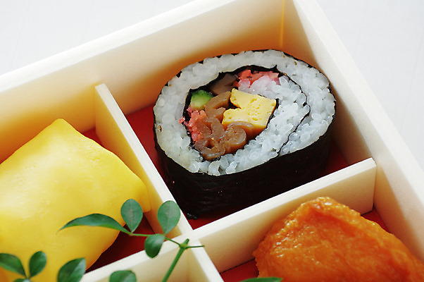 포토 JPG 그릇 음식 일본문화 나뭇잎 근접촬영 사람없음 초밥 김밥 도시락 유부초밥 일본음식 국내포토 동양문화 식기 뷰포인트 외국문화 잎 파일형식