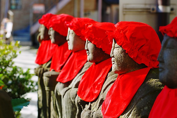 포토 JPG 주간 모자 전통 해외풍경 아시아 종교 일본문화 종교시설 풍경 사람없음 야외 아웃포커스 조형물 조각상 일본 사찰 불상 석상 일본전통 턱받이 국내포토 자연요소 동양문화 해외 잡화 나라 외국문화 불교 종교건축 촬영기법 미술 아기용품 시설 파일형식