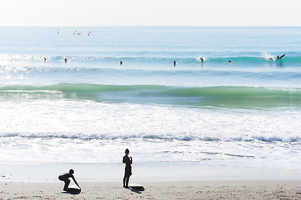포토 JPG 주간 파도 바다 레저 사람 풍경 여러명 해변 야외 모래사장 서핑보드 서핑 서퍼 국내포토 자연요소 다수 운동선수 수상스포츠 보드_스포츠 파일형식