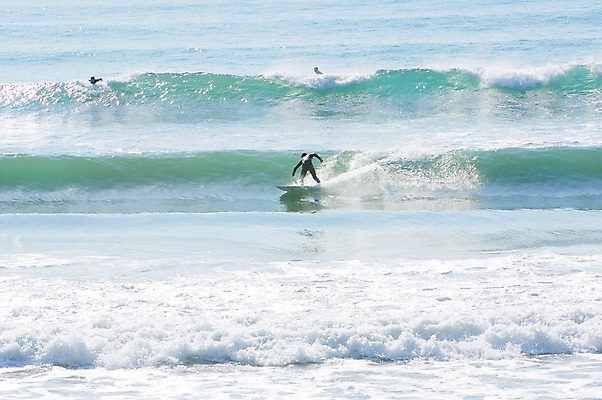포토 JPG 주간 파도 바다 레저 사람 풍경 해변 야외 세명 서핑보드 서핑 서퍼 국내포토 자연요소 운동선수 수상스포츠 보드_스포츠 파일형식