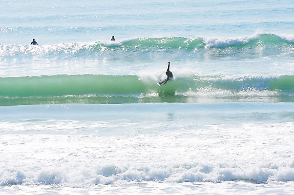 포토 JPG 주간 파도 바다 레저 사람 풍경 해변 야외 세명 서핑보드 서핑 서퍼 국내포토 자연요소 운동선수 수상스포츠 보드_스포츠 파일형식