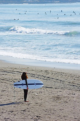 포토 JPG 주간 전신 여자 파도 바다 레저 서기 들기 풍경 해변 야외 옆모습 모래사장 서핑보드 서핑 서퍼 여자만 국내포토 자연요소 뷰포인트 모션 운동선수 사람 수상스포츠 보드_스포츠 파일형식