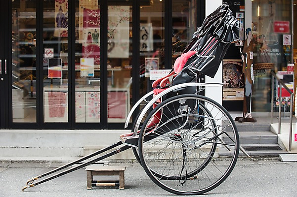 포토 JPG 주간 전통 해외풍경 아시아 육상교통 교통수단 교통 일본문화 거리 거리풍경 풍경 사람없음 야외 상점 일본 쇼윈도 일본전통 인력거 국내포토 자연요소 동양문화 해외 나라 외국문화 전시 파일형식