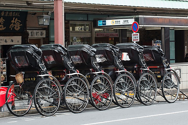 포토 JPG 주간 전통 해외풍경 아시아 도로 육상교통 교통수단 교통 일본문화 거리 거리풍경 풍경 사람없음 야외 일본 일본전통 인력거 국내포토 자연요소 동양문화 해외 나라 길 외국문화 교통시설 파일형식