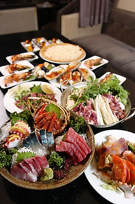 포토 JPG 접시 채소 새우 육류 어류 사람없음 아웃포커스 버섯 초밥 해물요리 생선회 냄비 해산물 문어 전골 쑥갓 일본음식 국내포토 식기 음식 식재료 연체동물 촬영기법 갑각류 수중동물 회 솥 파일형식