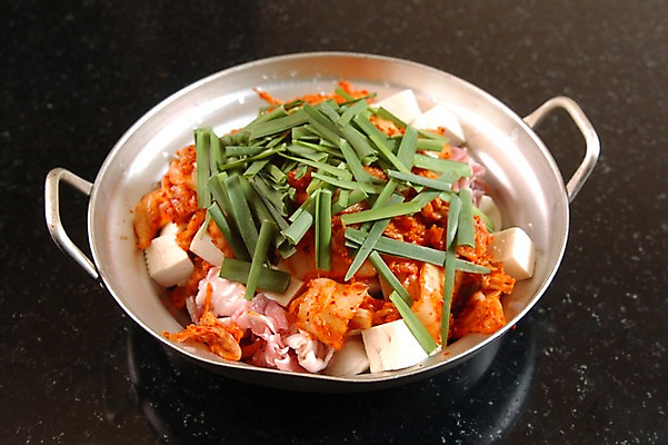 포토 JPG 한식 음식 채소 식재료 김치 육류 사람없음 냄비 두부 전골 부추 김치전골 국내포토 솥 파일형식