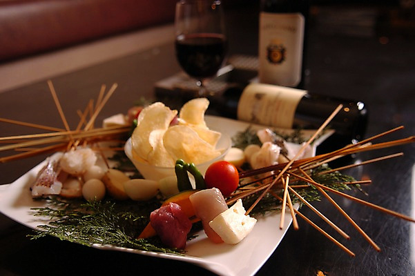 포토 JPG 접시 음식 채소 와인잔 식재료 방울토마토 고추 호박 양파 나뭇잎 감자 마늘 육류 어류 근접촬영 사람없음 아웃포커스 장식 와인 꼬치 와인병 감자칩 꼬치요리 일본음식 국내포토 식기 뷰포인트 잎 토마토 술잔 병_용기 주류 촬영기법 요리 과자 수중동물 칩_음식 파일형식