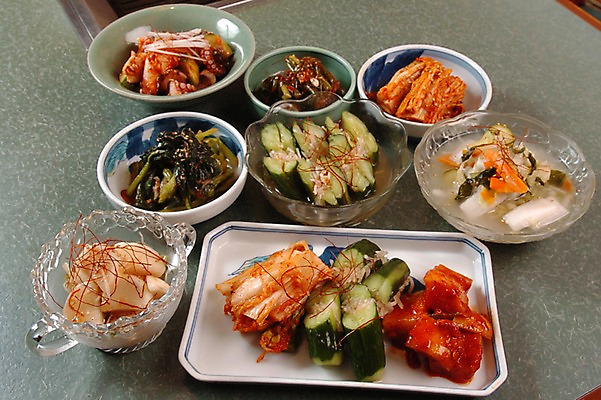 포토 JPG 그릇 접시 한식 음식 채소 반찬 김치 오이 사람없음 무 깍두기 배추김치 파 물김치 파김치 열무김치 오이소박이 열무 오이김치 국내포토 식기 뿌리채소 파일형식