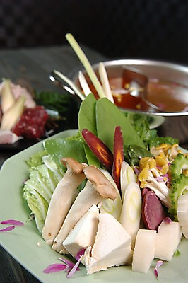 포토 JPG 접시 음식 채소 식재료 고추 근접촬영 사람없음 아웃포커스 중식 버섯 냄비 배추 국물 파 샤브샤브 훠궈 국내포토 식기 뷰포인트 촬영기법 솥 파일형식