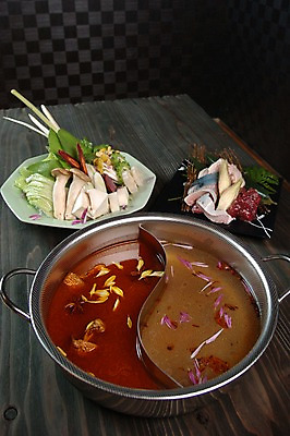 포토 JPG 접시 채소 식재료 고추 탁자 검은배경 육류 어류 사람없음 중식 버섯 냄비 해산물 배추 국물 훠궈 국내포토 식기 음식 가구 백그라운드 검은색 수중동물 솥 파일형식