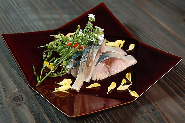 포토 JPG 식물 접시 꽃잎 꽃 사람없음 장식 생선요리 고등어 나무탁자 일본음식 국내포토 식기 음식 탁자 어류 파일형식