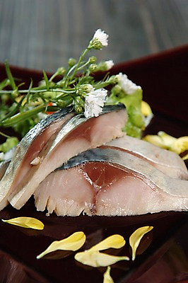 포토 JPG 접시 꽃잎 꽃 근접촬영 사람없음 아웃포커스 장식 생선요리 고등어 토막 일본음식 국내포토 식물 식기 음식 뷰포인트 촬영기법 어류 파일형식