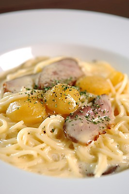 포토 JPG 접시 음식 파스타 스파게티 육류 근접촬영 사람없음 아웃포커스 면류 면 크림스파게티 국내포토 식기 뷰포인트 식재료 서양음식 촬영기법 파일형식