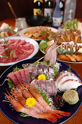 포토 JPG 접시 꽃 탁자 새우 근접촬영 사람없음 아웃포커스 장식 초밥 해물요리 생선회 해산물 생선요리 문어 나무탁자 일본음식 국내포토 식물 식기 음식 뷰포인트 가구 연체동물 촬영기법 갑각류 어류 수중동물 회 파일형식