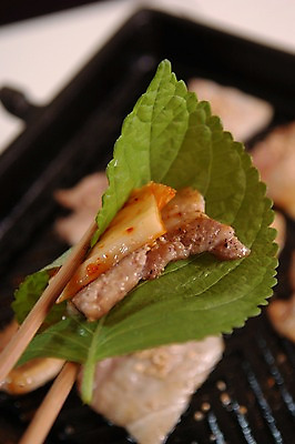 포토 JPG 한식 음식 채소 젓가락 김치 육류 돼지고기 근접촬영 사람없음 아웃포커스 구이 쌈 삼겹살 깻잎 불판 젓가락질 국내포토 뷰포인트 식재료 촬영기법 수저 손짓 파일형식