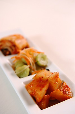 포토 JPG 접시 한식 음식 반찬 김치 오이 근접촬영 사람없음 아웃포커스 무 깍두기 종지 배추김치 오이김치 국내포토 그릇 식기 뷰포인트 채소 뿌리채소 촬영기법 파일형식