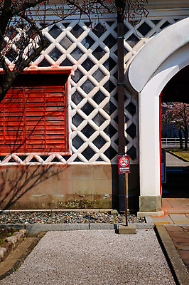 포토 JPG 주간 나무 식물 건축물 건축 벽 창문 해외건축 사람없음 야외 건물 표지판 아치 금연 국내포토 자연요소 해외 캠페인 알림판 사회이슈 파일형식