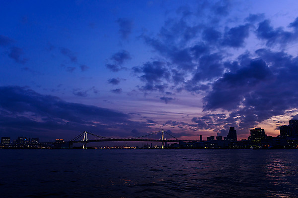 포토 JPG 구름 해외풍경 실루엣 아시아 바다 자연 하늘 풍경 빌딩 사람없음 야외 노을 일본 일몰 도쿄 해안도시 가교 국내포토 자연요소 해외 건축물 나라 촬영기법 건물 도시 생태계 파일형식