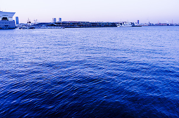 포토 JPG 주간 해외풍경 아시아 바다 자연 풍경 사람없음 야외 항구 일본 해안도시 요코하마 선박 국내포토 자연요소 해외 나라 수상교통 교통시설 도시 생태계 파일형식