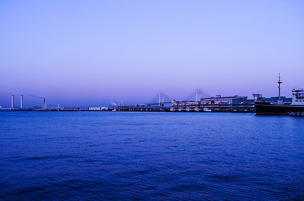 포토 JPG 주간 해외풍경 아시아 바다 자연 굴뚝 풍경 사람없음 야외 노을 항구 일본 일몰 해안도시 요코하마 가교 선박 국내포토 자연요소 해외 건축물 나라 수상교통 교통시설 도시 생태계 파일형식