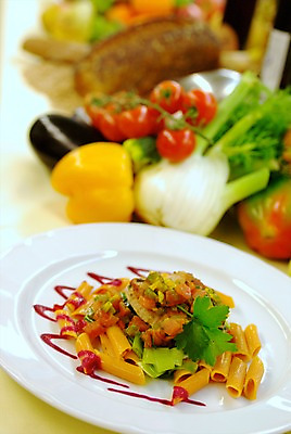 포토 JPG 접시 음식 채소 식재료 방울토마토 피망 파스타 스파게티 사람없음 아웃포커스 장식 면류 국내포토 식기 토마토 서양음식 촬영기법 파일형식